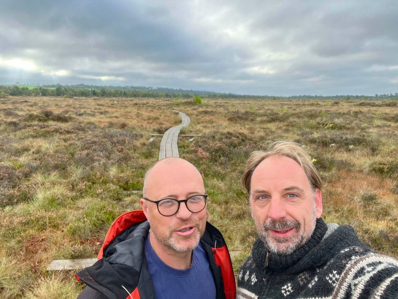 Bernhard Aumann und Dr. Doug McMillan auf einer Moorfläche in Irland