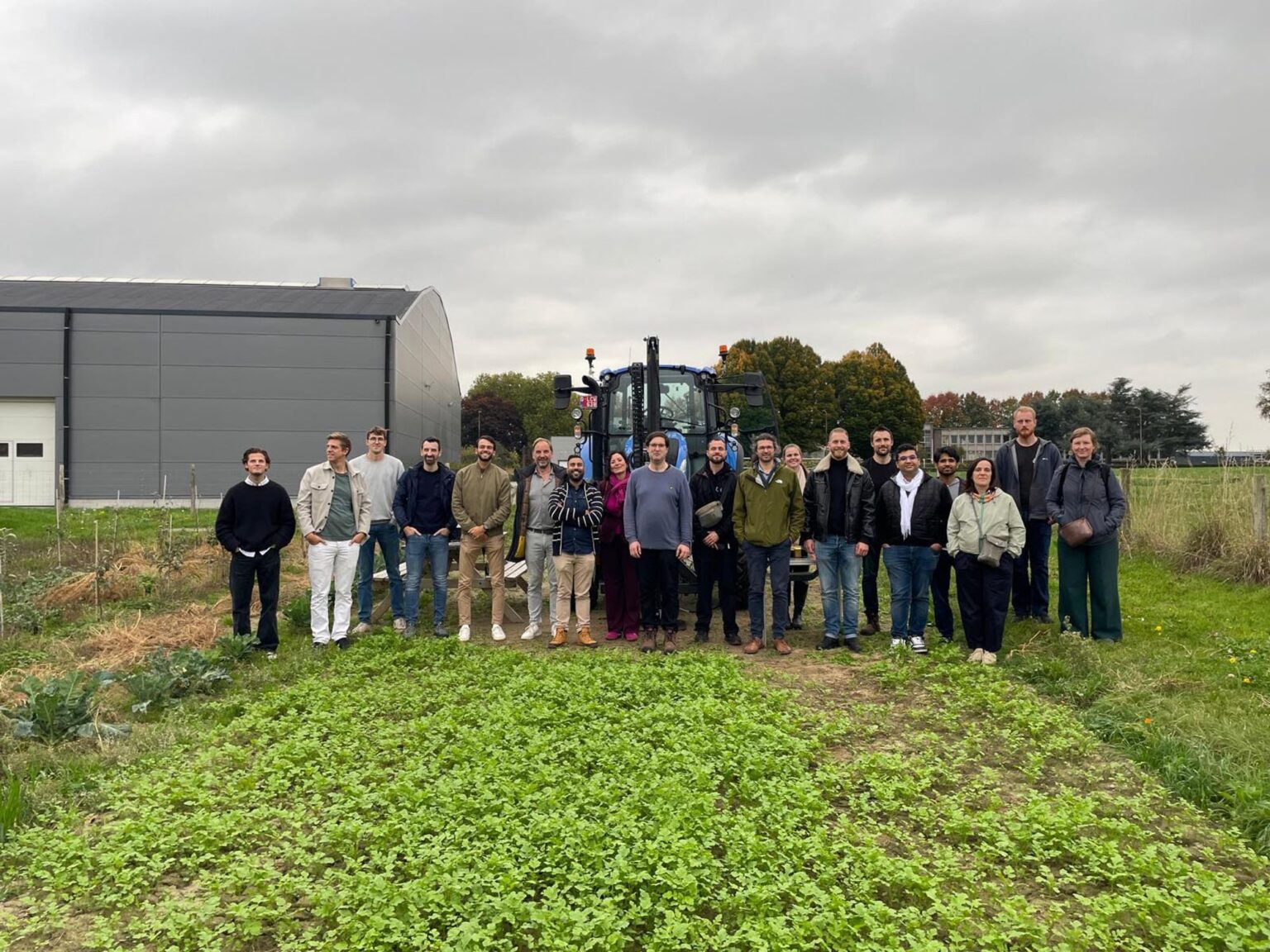 Partnertreffen des Interreg-Projekts Smart Carbon Farming auf einem Versuchsfeld