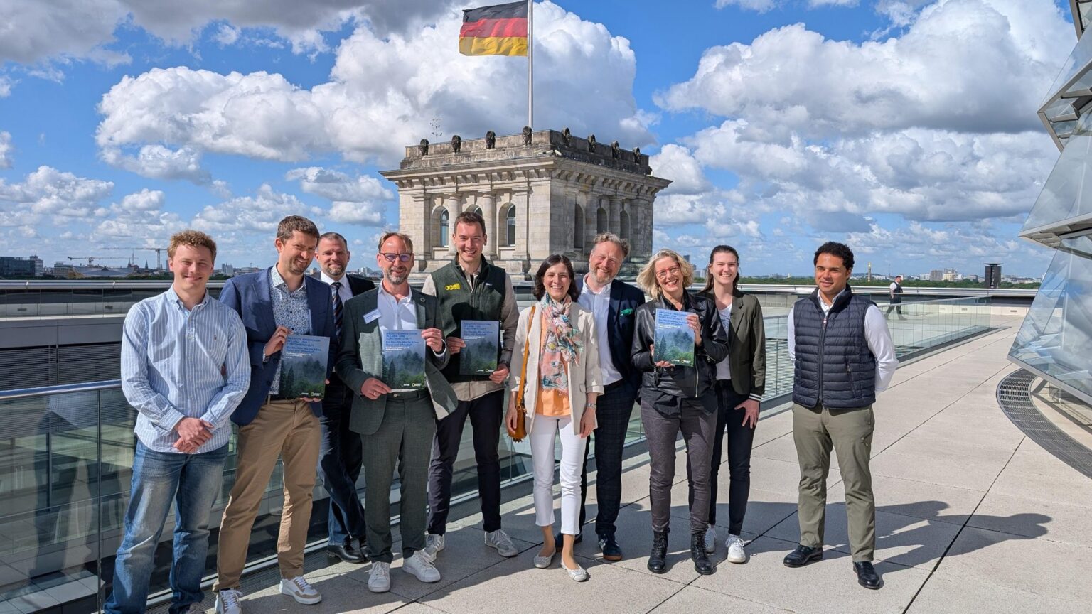 Historischer Moment im Bundestag: Studie zu Negative Emissionen vorgestellt