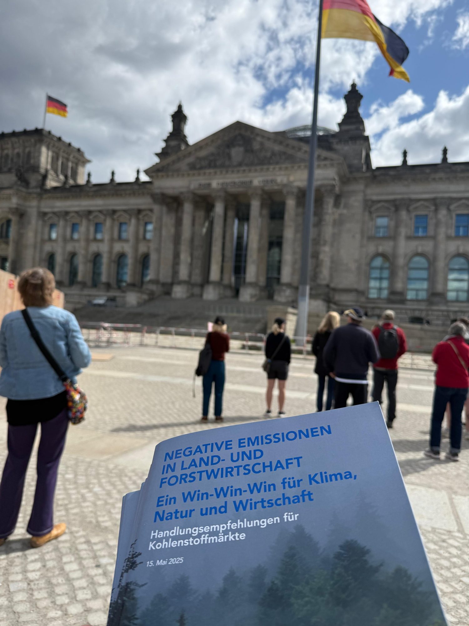 Teilnehmende bei der Vorstellung der Studie im Bundestag